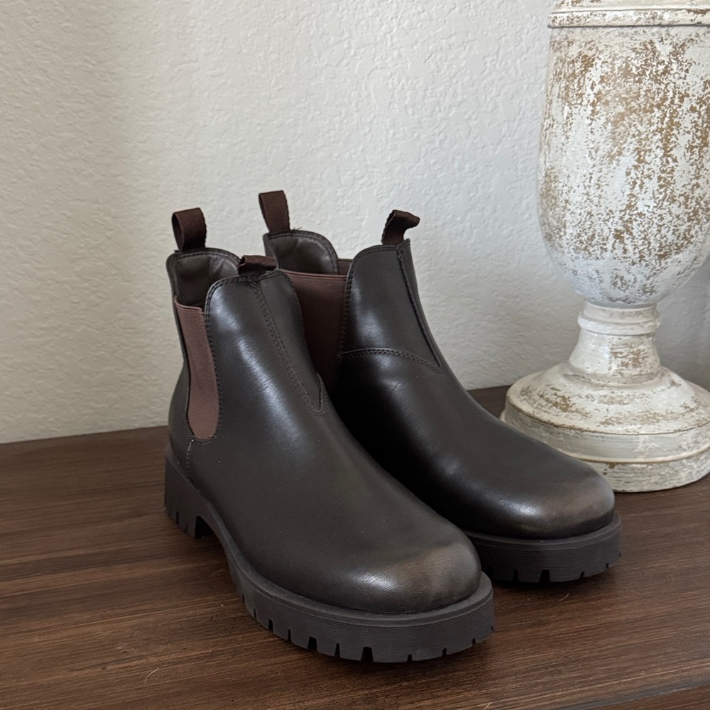 NWOT Universal Thread Brown Heeled Boots